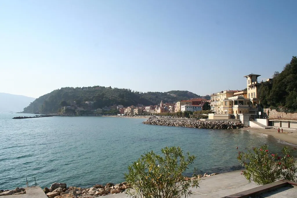Casa Alessandra Lerici Italy